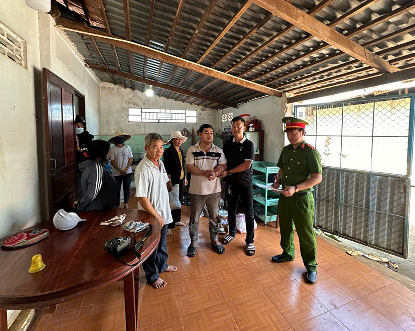 Công an khám xét nhà đối tượng tại Bà Rịa - Vũng Tàu.