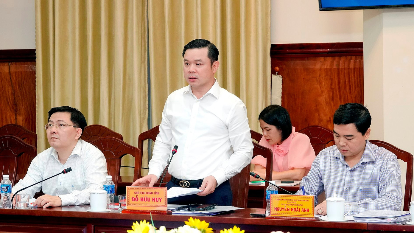 Ông Đỗ Hữu Huy - Chủ tịch UBND tỉnh Bình Thuận - phát biểu tại buổi làm việc với Tập đoàn Công nghiệp Cao su Việt Nam. Ảnh: Báo Bình Thuận.