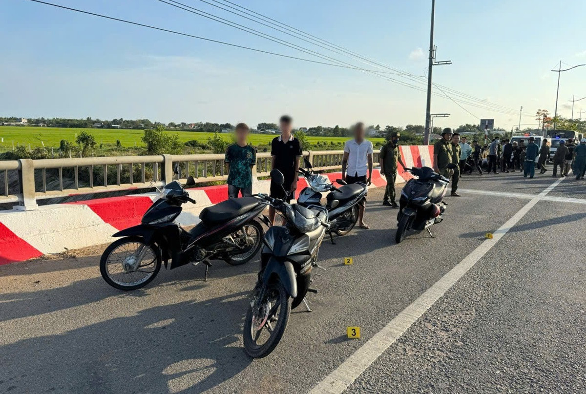 Công an dựng lại hiện trường.