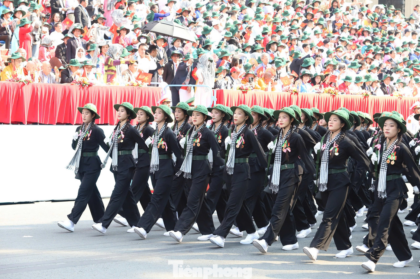 Khối Nữ Du kích miền Nam tiến vào lễ đài. Trong cuộc kháng chiến chống Mỹ cứu nước, hình ảnh nữ Du kích miền Nam tay không đánh giặc, những “Cô Ba dũng sĩ” với chiếc khăn rằn và nón tai bèo bám xóm, bám ấp, đánh giặc mọi lúc, mọi nơi, góp phần làm nên Đại thắng mùa Xuân năm 1975.