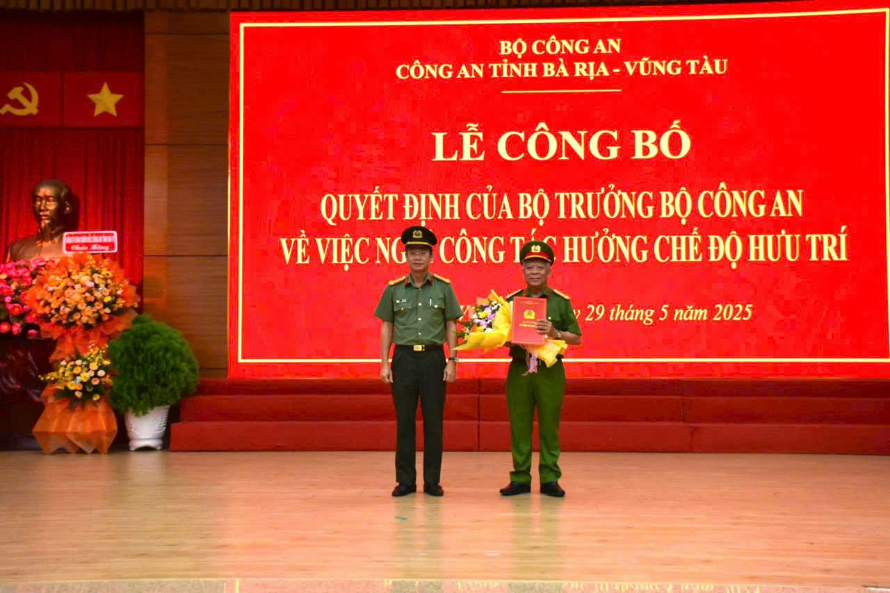 Đại tá Nguyễn Văn Thời nhận quyết định nghỉ công tác chờ hưởng chế độ hưu trí. Đại tá Nguyễn Văn Thời nhận quyết định nghỉ công tác chờ hưởng chế độ hưu trí.