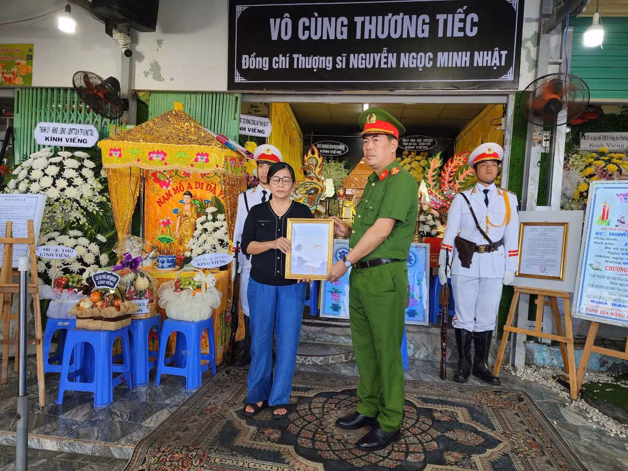 Lãnh đạo Công an tỉnh Bà Rịa - Vũng Tàu trao quyết định thăng cấp hàm vượt bậc từ hạ sĩ lên thượng sĩ nghĩa vụ cho đại diện gia đình đồng chí Nguyễn Ngọc Minh Nhật. Lãnh đạo Công an tỉnh Bà Rịa - Vũng Tàu trao quyết định thăng cấp hàm vượt bậc từ hạ sĩ lên thượng sĩ nghĩa vụ cho đại diện gia đình đồng chí Nguyễn Ngọc Minh Nhật.