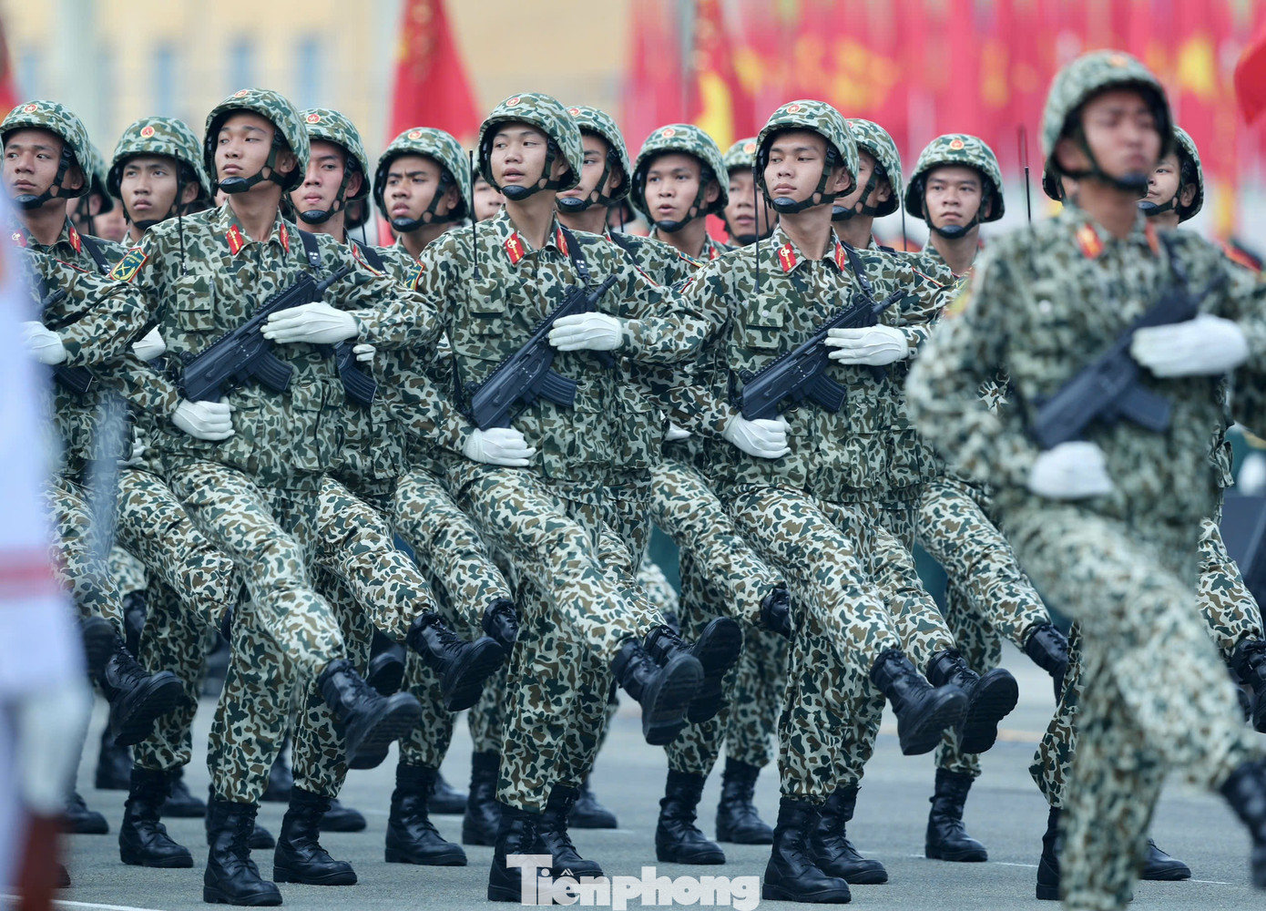 Dù mới được điều từ miền Bắc vào miền Nam để tham gia tập luyện cho lễ kỷ niệm, nhưng các cán bộ, chiến sĩ nhanh chóng thích nghi môi trường, thời tiết, khẩn trương bước vào huấn luyện.