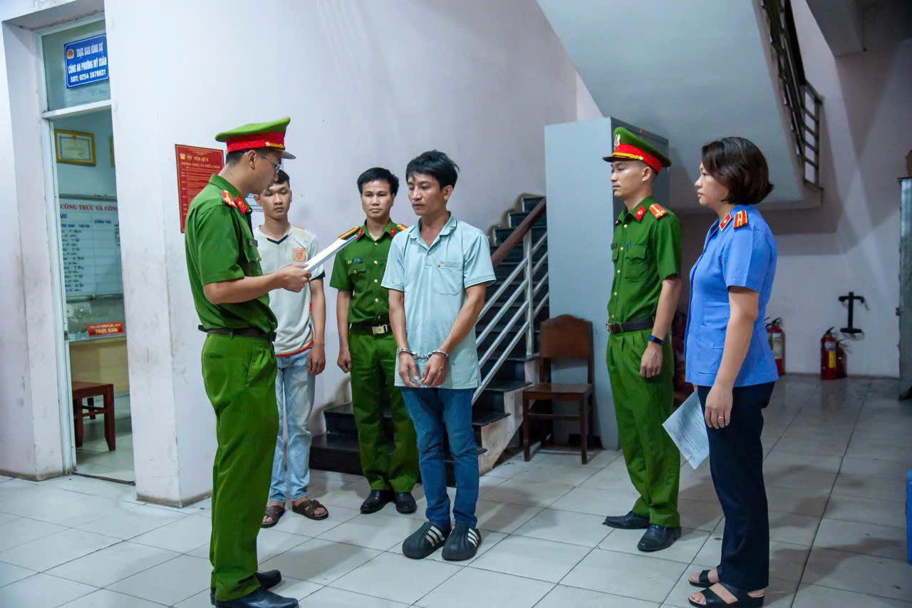 Cơ quan CSĐT Công an tỉnh Bà Rịa - Vũng Tàu tống đạt quyết định khởi tố vụ án, khởi tố bị can và lệnh bắt tạm giam đối với Nguyễn Văn Luân.