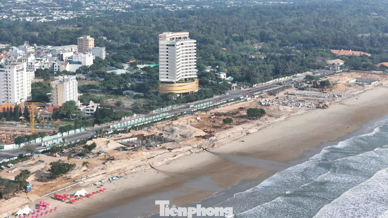 Là khu vực đón lượng du khách đông nhất của tỉnh nhưng trước đây các công trình dịch vụ du lịch trên trục đường Thùy Vân đã che chắn tầm nhìn ra biển, chưa có nhiều tiện ích công cộng, cảnh quan chưa đủ hấp dẫn du khách, chất lượng dịch vụ còn ở mức thấp và chưa được đầu tư đồng bộ.