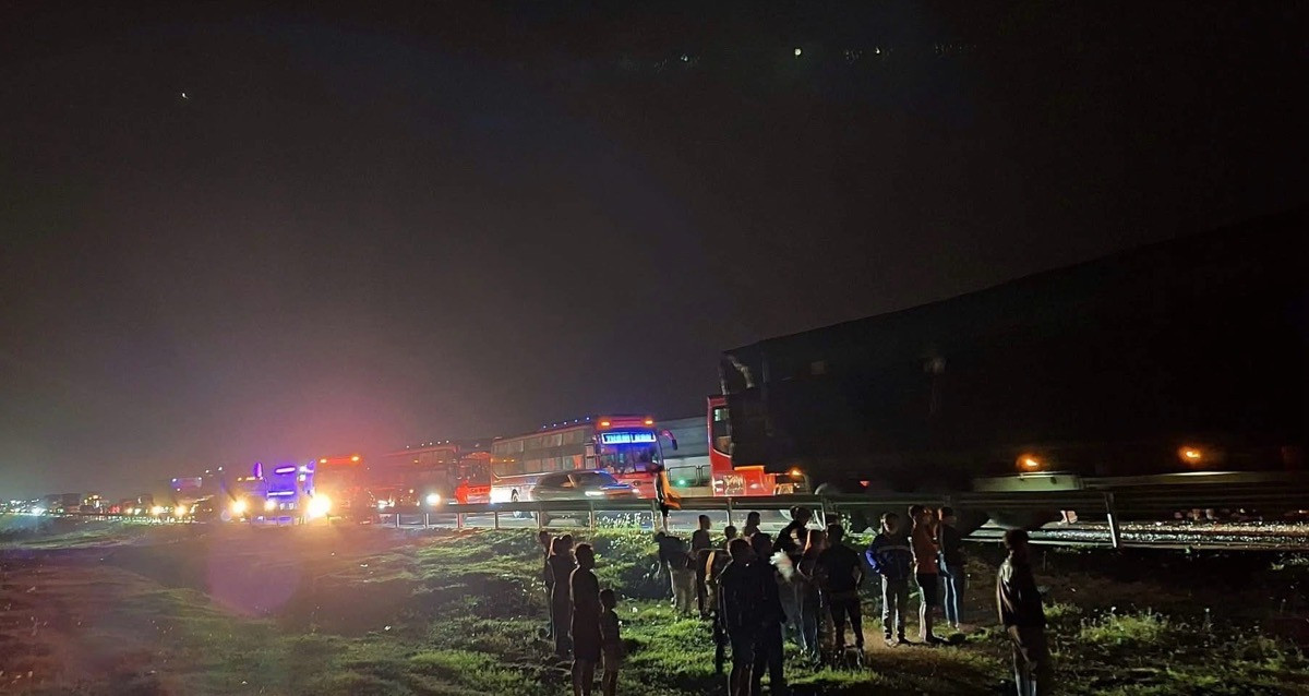 Vụ tai nạn khiến kẹt xe kéo dài trên cao tốc Vĩnh Hảo - Phan Thiết. Vụ tai nạn khiến kẹt xe kéo dài trên cao tốc Vĩnh Hảo - Phan Thiết.