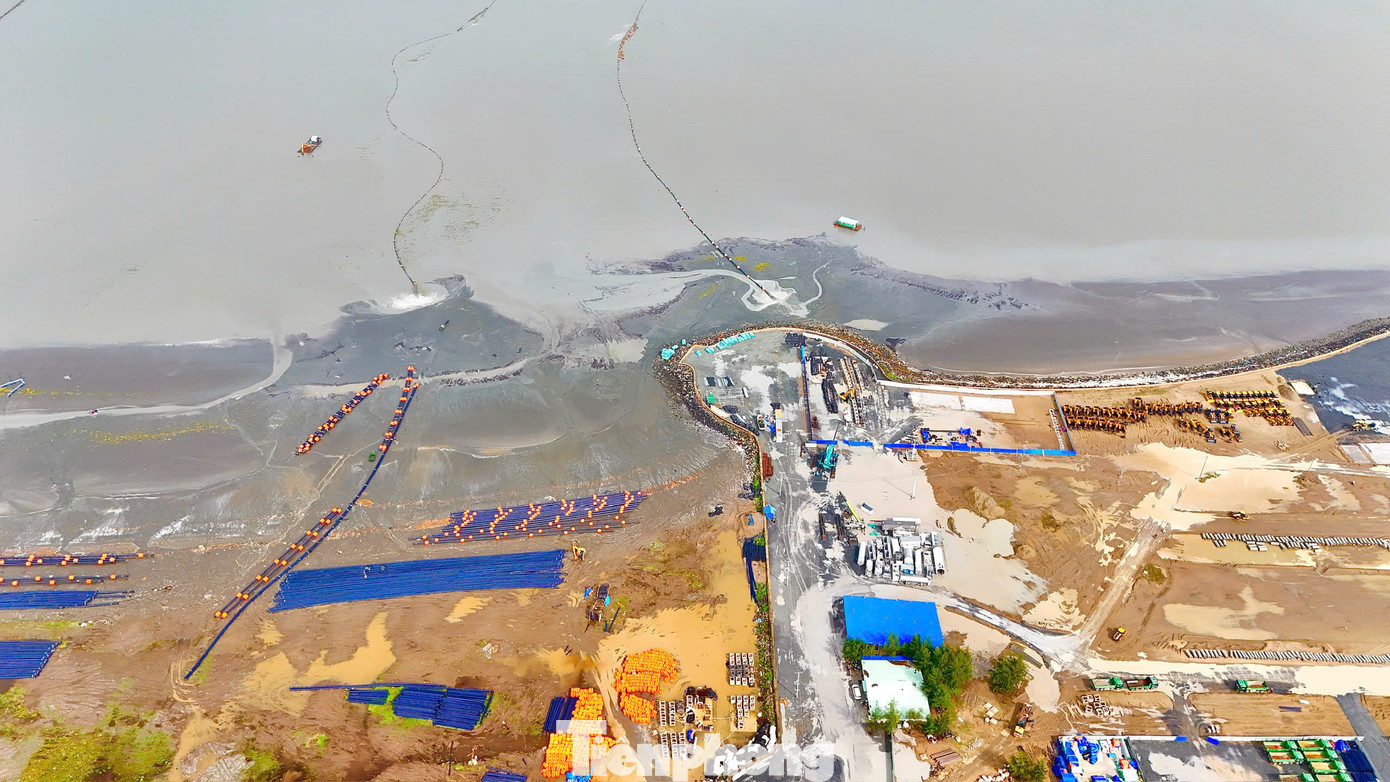 Đáng chú ý, công trình hỗn hợp nhóm nhà ở và dịch vụ ký hiệu C3-30 - công trình điểm nhấn chính là tháp biểu tượng cao 108 tầng nằm ở khu vực mũi Hải Đăng trục đường - công trình hỗn hợp thương mại, dịch vụ, văn phòng, khách sạn có thể quan sát được mọi vị trí của khu đô thị. Đây là tổ hợp công trình vừa có chiều cao ấn tượng, vừa có thiết kế kiến trúc hiện đại, mang tính biểu tượng cho toàn đô thị.