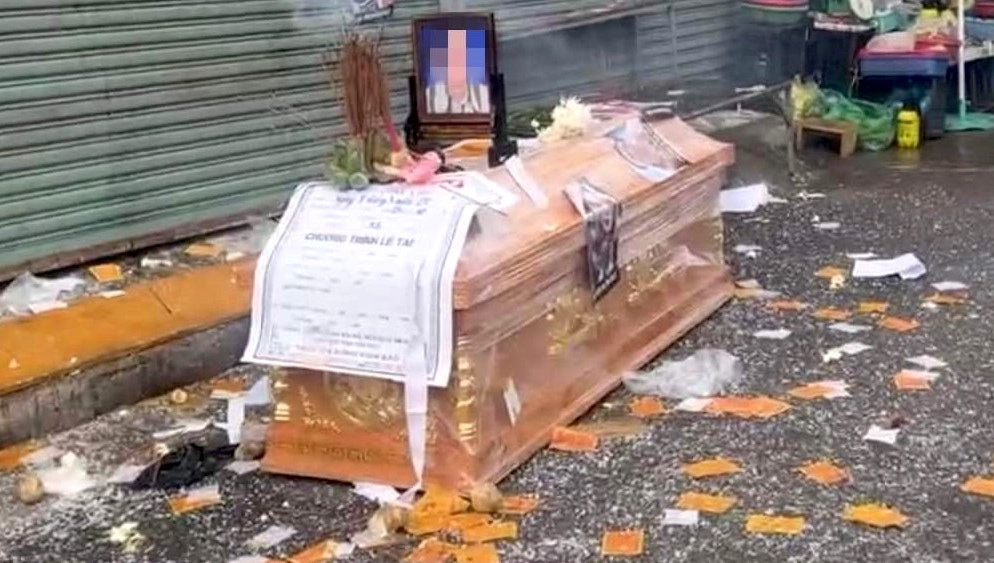 Nhóm hụi viên đặt quan tài, ảnh thờ, ném trứng, rải muối gạo, đốt nhang, giấy vàng mã… trước nhà bà Chi vào tháng 11/2023. Nhóm hụi viên đặt quan tài, ảnh thờ, ném trứng, rải muối gạo, đốt nhang, giấy vàng mã… trước nhà bà Chi vào tháng 11/2023.