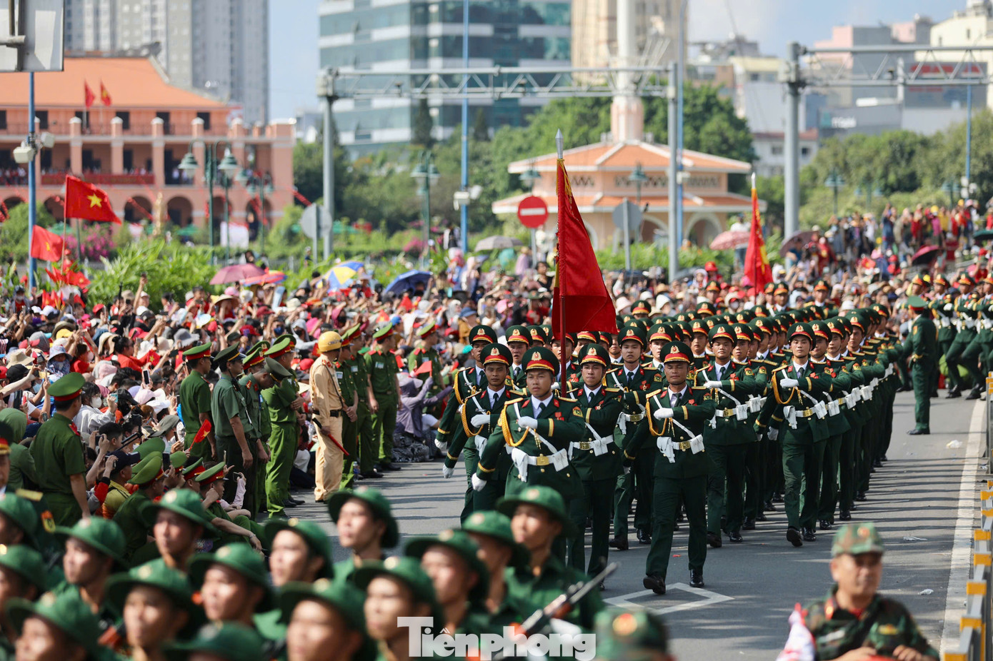 Hàng chục nghìn người dân chờ đón đoàn diễu binh.