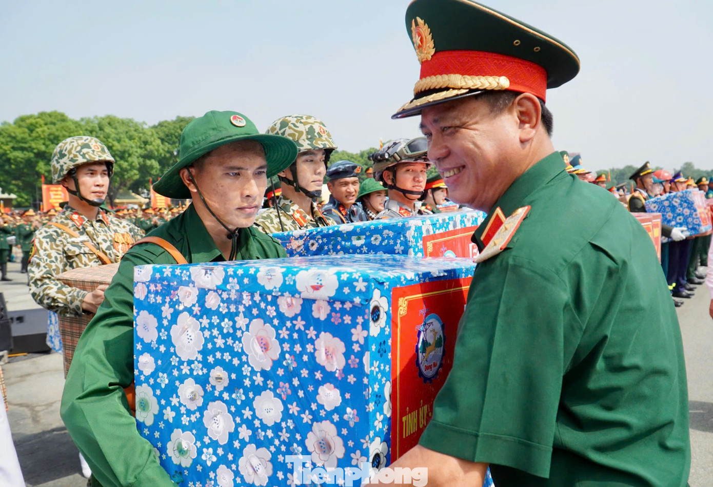 Trung tướng Nguyễn Trường Thắng, Tư lệnh Quân khu 7 tặng quà các chiến sĩ.