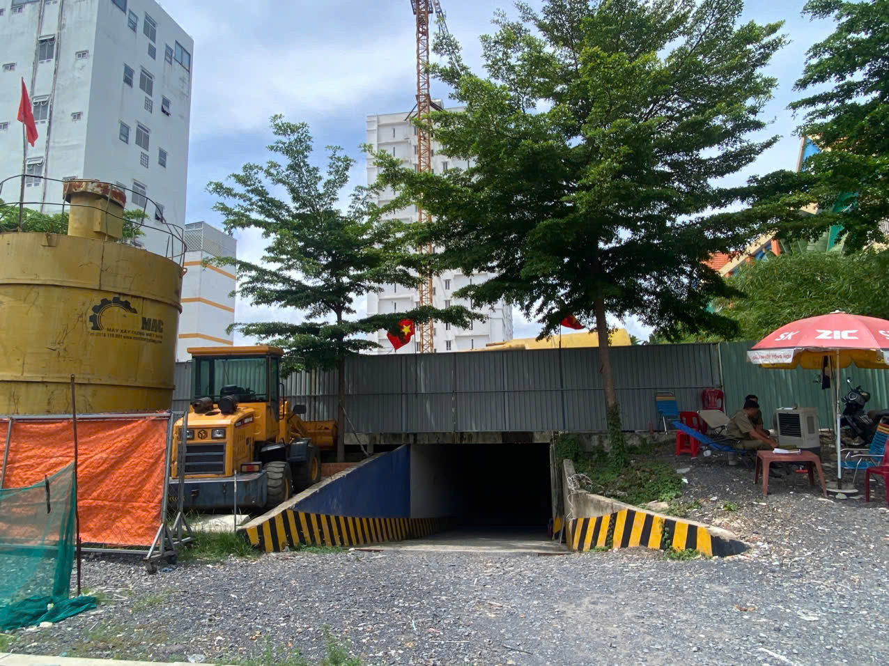 Ở hai đầu cổng ra vào dự án Tổ hợp Nhà ở - Nhà ở Xã hội Tân Bình Apartment đều có lực lượng chức năng túc trực, kiểm soát người ra vào.