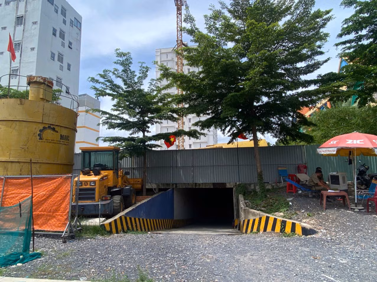 Ở hai đầu cổng ra vào dự án Tổ hợp Nhà ở - Nhà ở Xã hội Tân Bình Apartment đều có lực lượng chức năng túc trực, kiểm soát người ra vào.