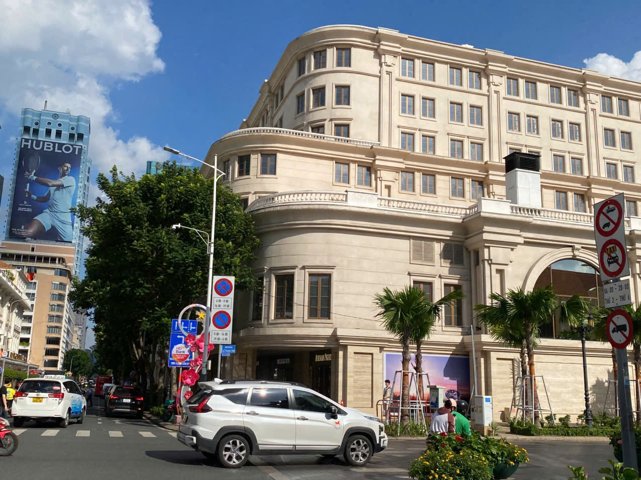 Khu phức hợp trung tâm mua sắm - khách sạn Union Square trước đây có tên gọi là Vincom Centre A.