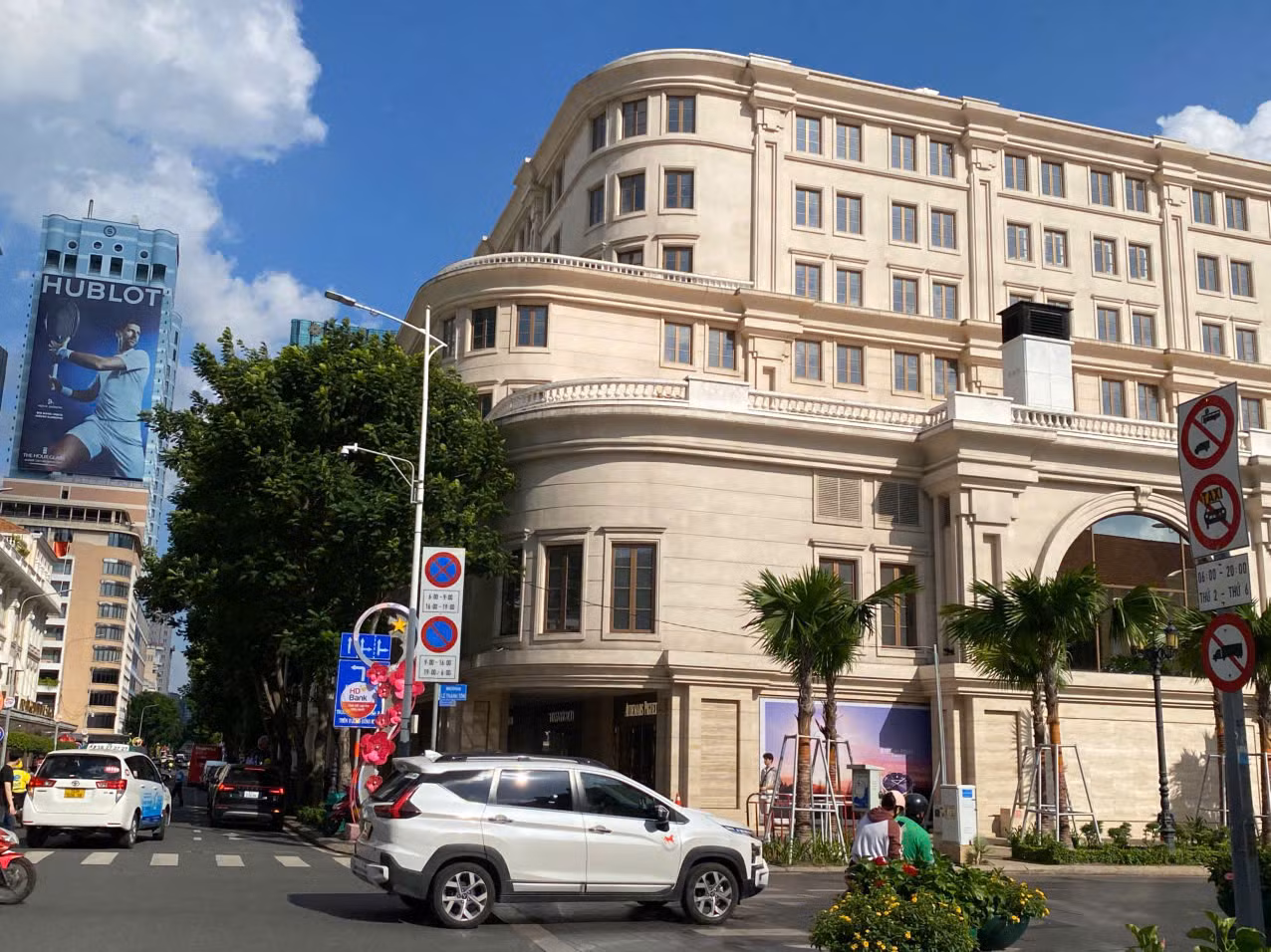 Khu phức hợp trung tâm mua sắm - khách sạn Union Square trước đây có tên gọi là Vincom Centre A.