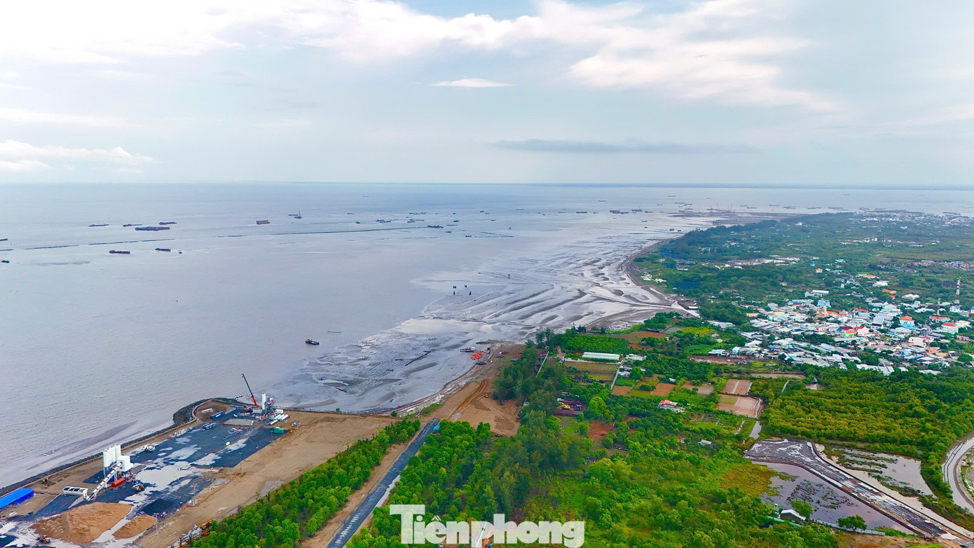 Từ ngày khởi công (19/4) đến nay, Tập đoàn Vingroup triển khai thi công thần tốc.