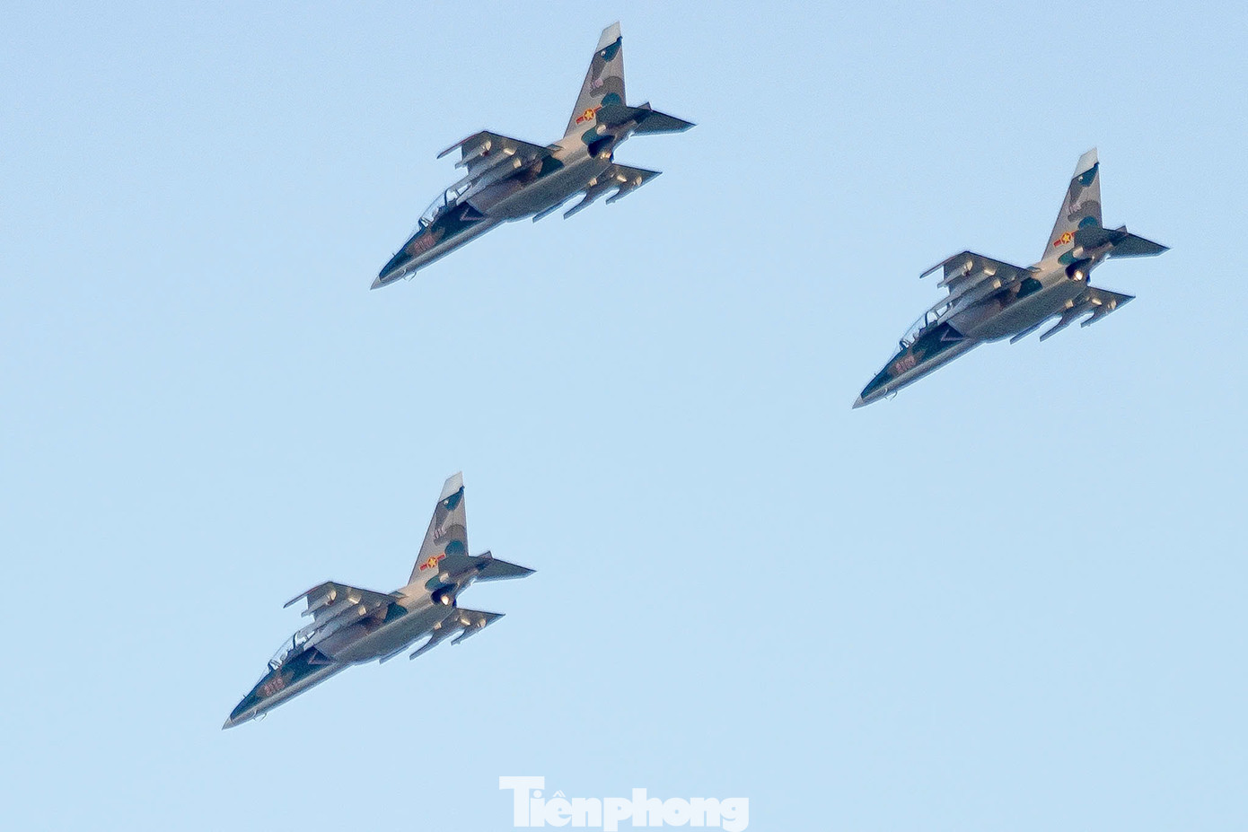 Đây là lần đầu tiên số lượng lớn máy bay chiến đấu bay trình diễn trên bầu trời TPHCM.