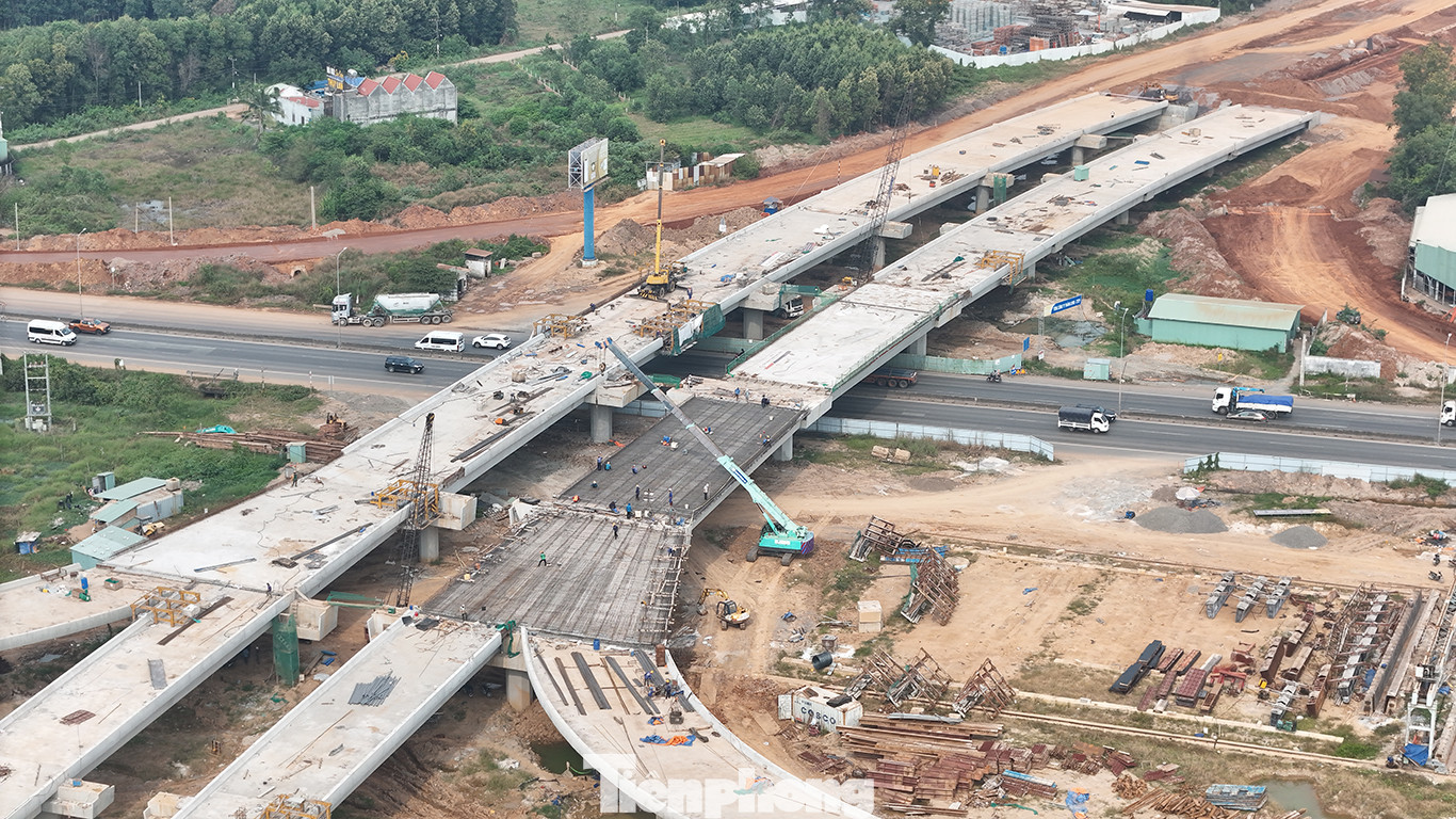 Việc tăng mạnh đầu tư công sẽ hỗ trợ tăng trưởng và giảm tác động từ sự suy giảm trong xuất khẩu và sản xuất.