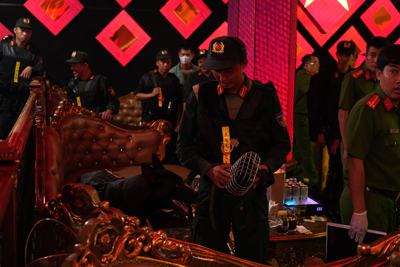 Cơ quan CSĐT Công an tỉnh Bình Thuận đã thi hành lệnh bắt tạm giam 22 bị can liên quan đến quán bar Paris Night Club. Cơ quan CSĐT Công an tỉnh Bình Thuận đã thi hành lệnh bắt tạm giam 22 bị can liên quan đến quán bar Paris Night Club.