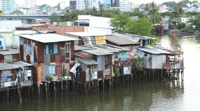 TPHCM cần phải di dời khoảng 39.600 căn nhà trên và ven sông, kênh rạch. TPHCM cần phải di dời khoảng 39.600 căn nhà trên và ven sông, kênh rạch.