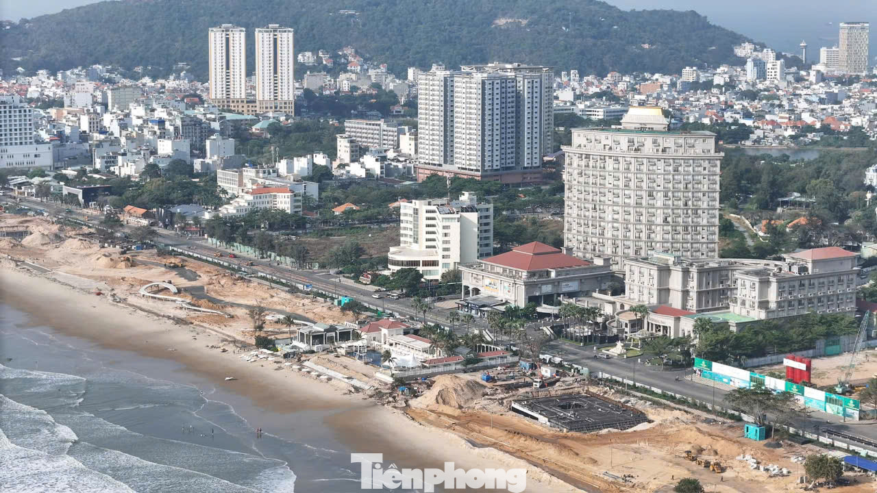 Quảng trường Thùy Vân được lấy cảm hứng từ chính địa danh nổi tiếng ở Vũng Tàu. Cụ thể, Núi Lớn và Núi Nhỏ nằm kề nhau, sát mé biển tạo nên những tấm "lá chắn" và phong cảnh sơn thủy hữu tình. Ngoài tên gọi trên, hai ngọn núi còn có tên gọi khác là núi Tương Kỳ (Tương Kỳ là một ngọn núi cao 245 m) và núi Tao Phùng (Tao Phùng cao khoảng 170 m).