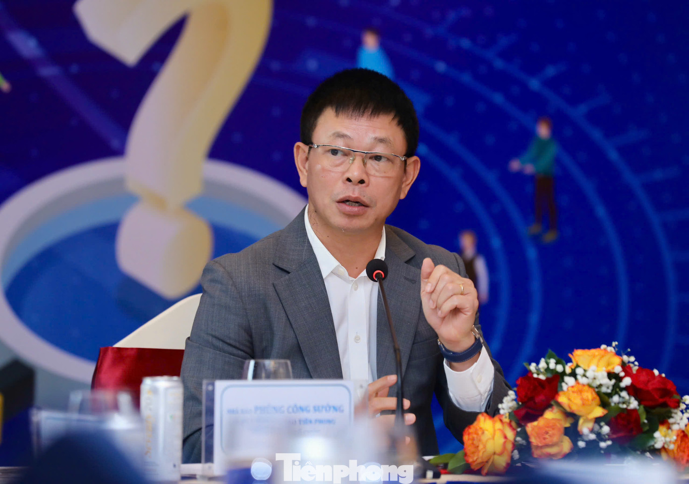 Nhà báo Phùng Công Sưởng - Tổng Biên tập Báo Tiền Phong - chủ trì hội thảo “Xử lý nợ xấu: Đâu là giải pháp hài hoà?” vào sáng 27/5, tại TPHCM.