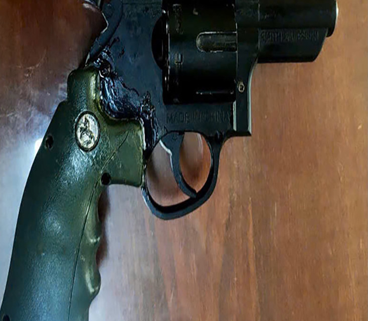 Khẩu súng là tang vật vụ án bị công an thu giữ. Khẩu súng là tang vật vụ án bị công an thu giữ.