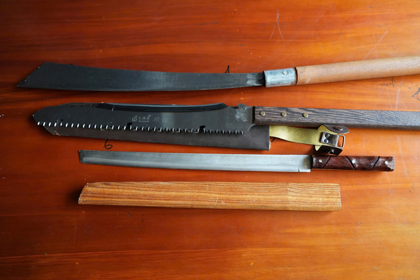 Quá trình truy tìm hung khí gây án, lực lượng công an còn phát hiện và thu giữ một số vũ khí tự chế tại nhà thuê của đối tượng Kiệt.