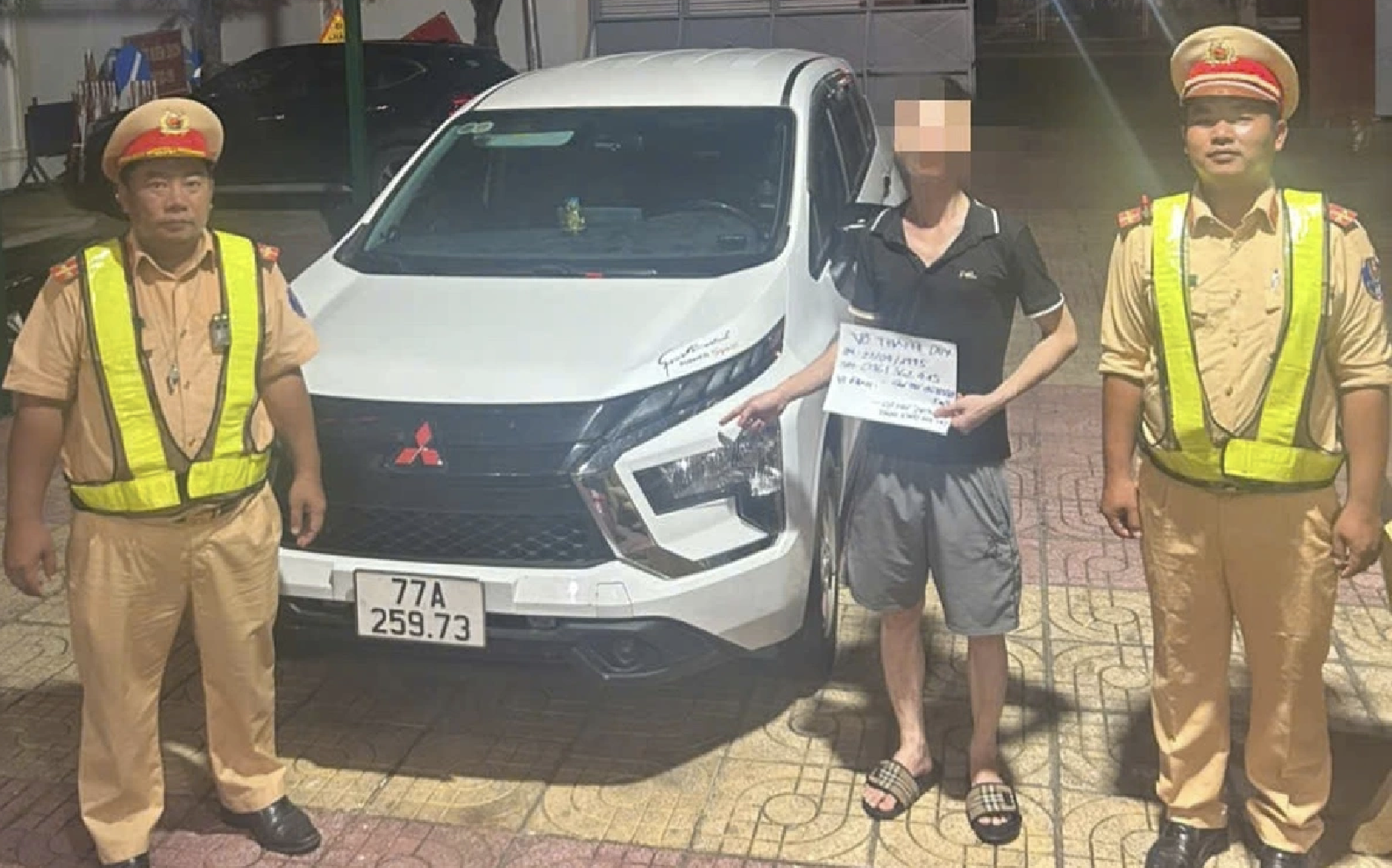 Anh D. và chiếc xe chạy quá tốc độ tại cơ quan công an. Anh D. và chiếc xe chạy quá tốc độ tại cơ quan công an.