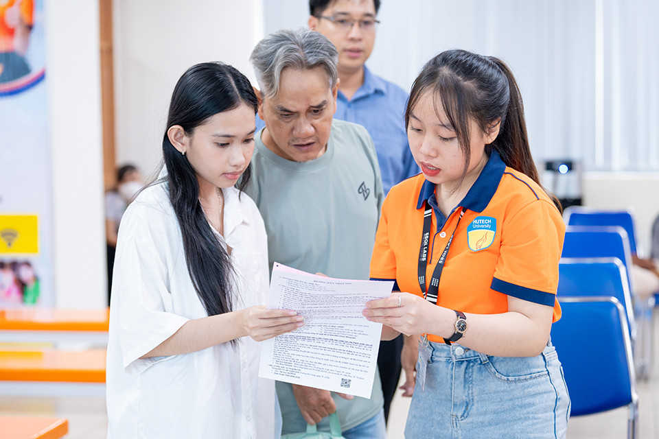 Cùng với chính sách học bổng này, năm nay HUTECH có một số điều chỉnh đặc biệt về chính sách học phí. Cùng với chính sách học bổng này, năm nay HUTECH có một số điều chỉnh đặc biệt về chính sách học phí.