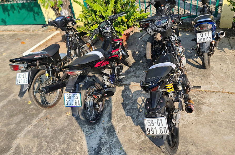 Công an thu giữ nhiều mô tô các loại, trong đó có xe đã được thay đổi kết cấu.