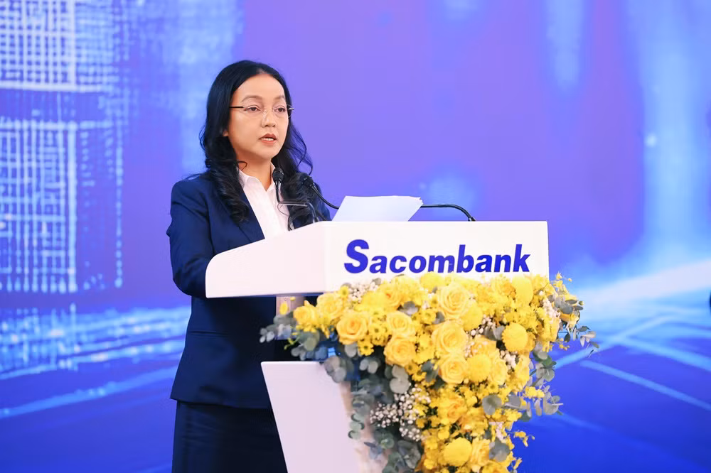 Bà Nguyễn Đức Thạch Diễm - Tổng giám đốc Sacombank - phát biểu tại đại hội.