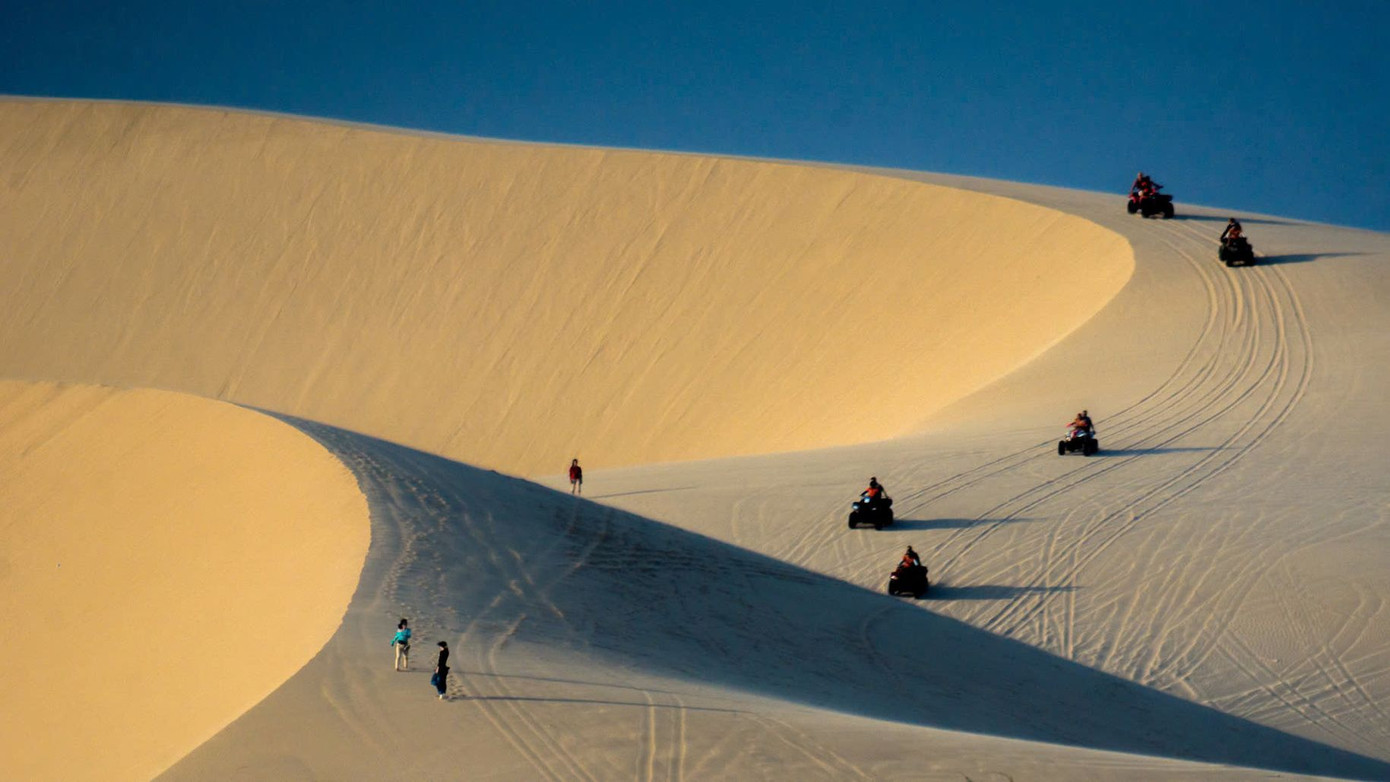 Mô tô 4 bánh chở khách ở Bàu Trắng. Ảnh minh hoạ. Mô tô 4 bánh chở khách ở Bàu Trắng. Ảnh minh hoạ.