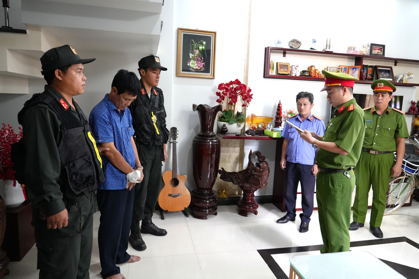 Khởi tố, bắt tạm giam nguyên Giám đốc Sở GD - ĐT tỉnh Bình Thuận liên quan về tội “Vi phạm quy định về đấu thầu gây hậu quả nghiêm trọng”.