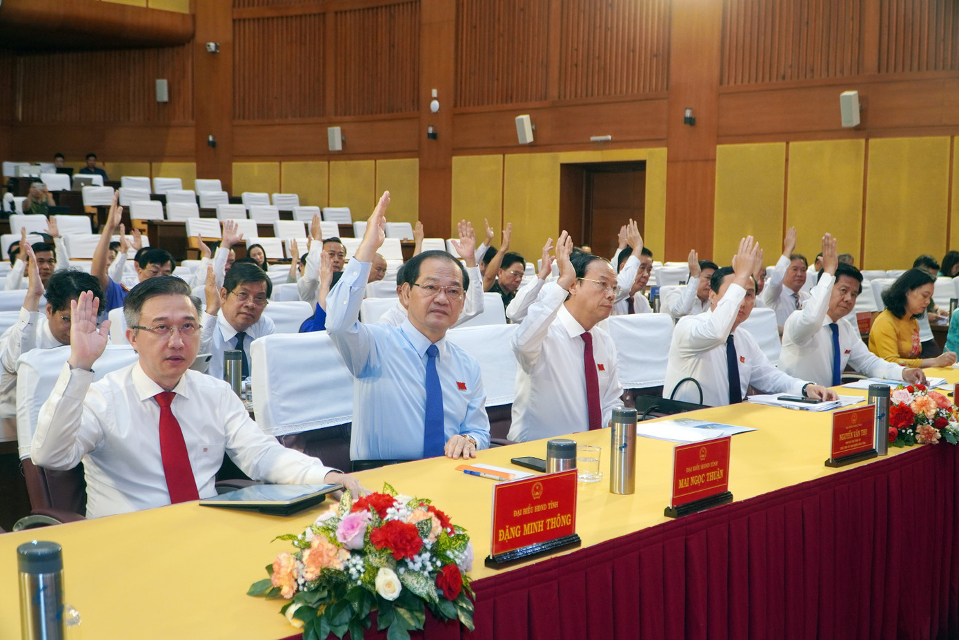 Các đại biểu biểu quyết thông qua Nghị quyết miễn nhiệm, bãi nhiệm, bầu bổ sung Ủy viên UBND tỉnh Bà Rịa - Vũng Tàu. Ảnh: báo Bà Rịa - Vũng Tàu. Các đại biểu biểu quyết thông qua Nghị quyết miễn nhiệm, bãi nhiệm, bầu bổ sung Ủy viên UBND tỉnh Bà Rịa - Vũng Tàu. Ảnh: báo Bà Rịa - Vũng Tàu.