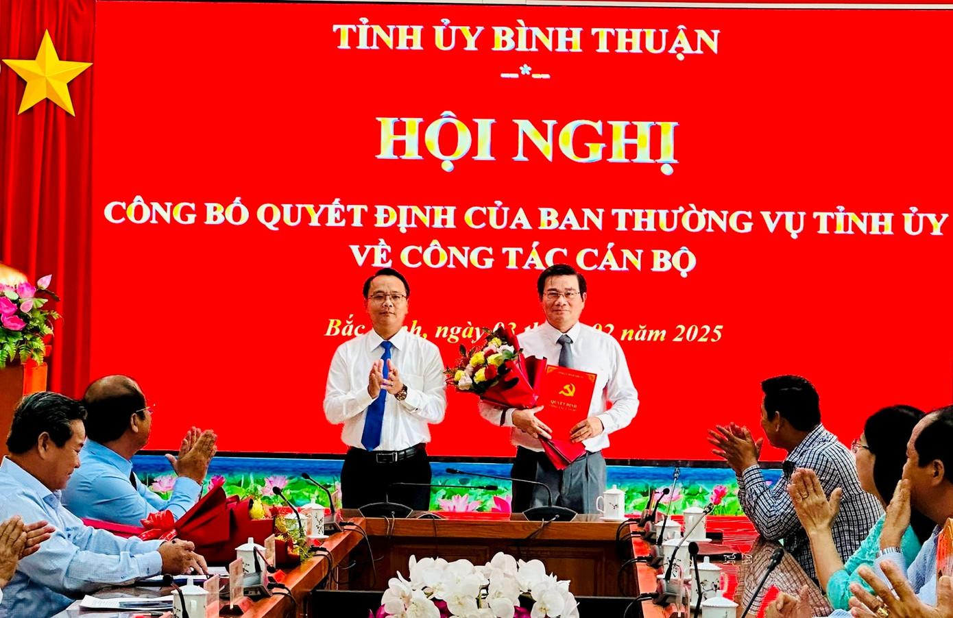 Ông Đặng Hồng Sỹ- Phó Bí thư Thường trực Tỉnh ủy, Trưởng đoàn ĐBQH tỉnh Bình Thuận trao quyết định cho ông Đỗ Thái Dương. Ông Đặng Hồng Sỹ- Phó Bí thư Thường trực Tỉnh ủy, Trưởng đoàn ĐBQH tỉnh Bình Thuận trao quyết định cho ông Đỗ Thái Dương.