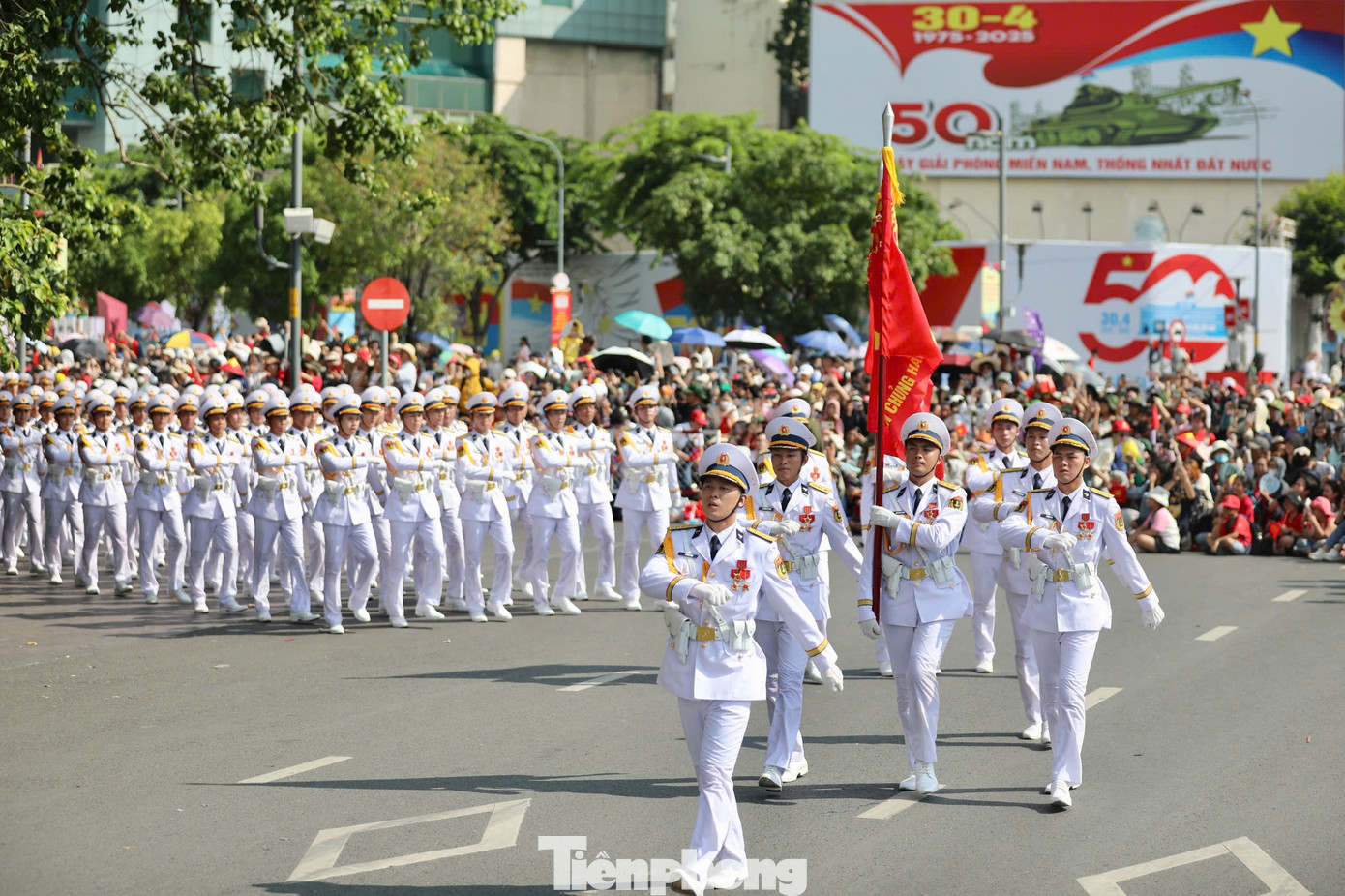 Các khối diễu binh giữ nguyên đội hình di chuyển qua các tuyến đường.