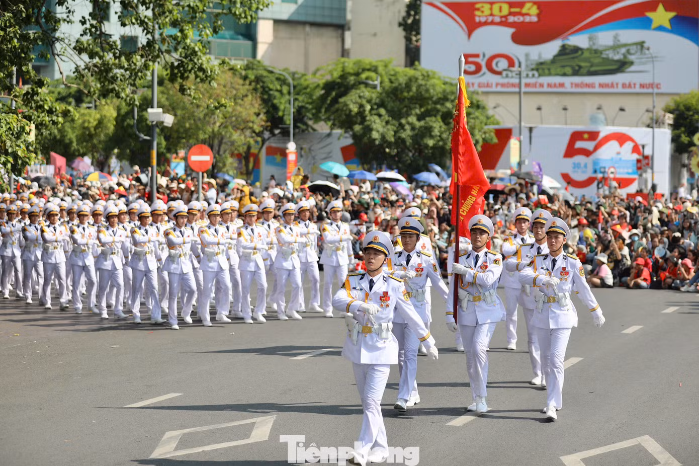 Các khối diễu binh giữ nguyên đội hình di chuyển qua các tuyến đường.