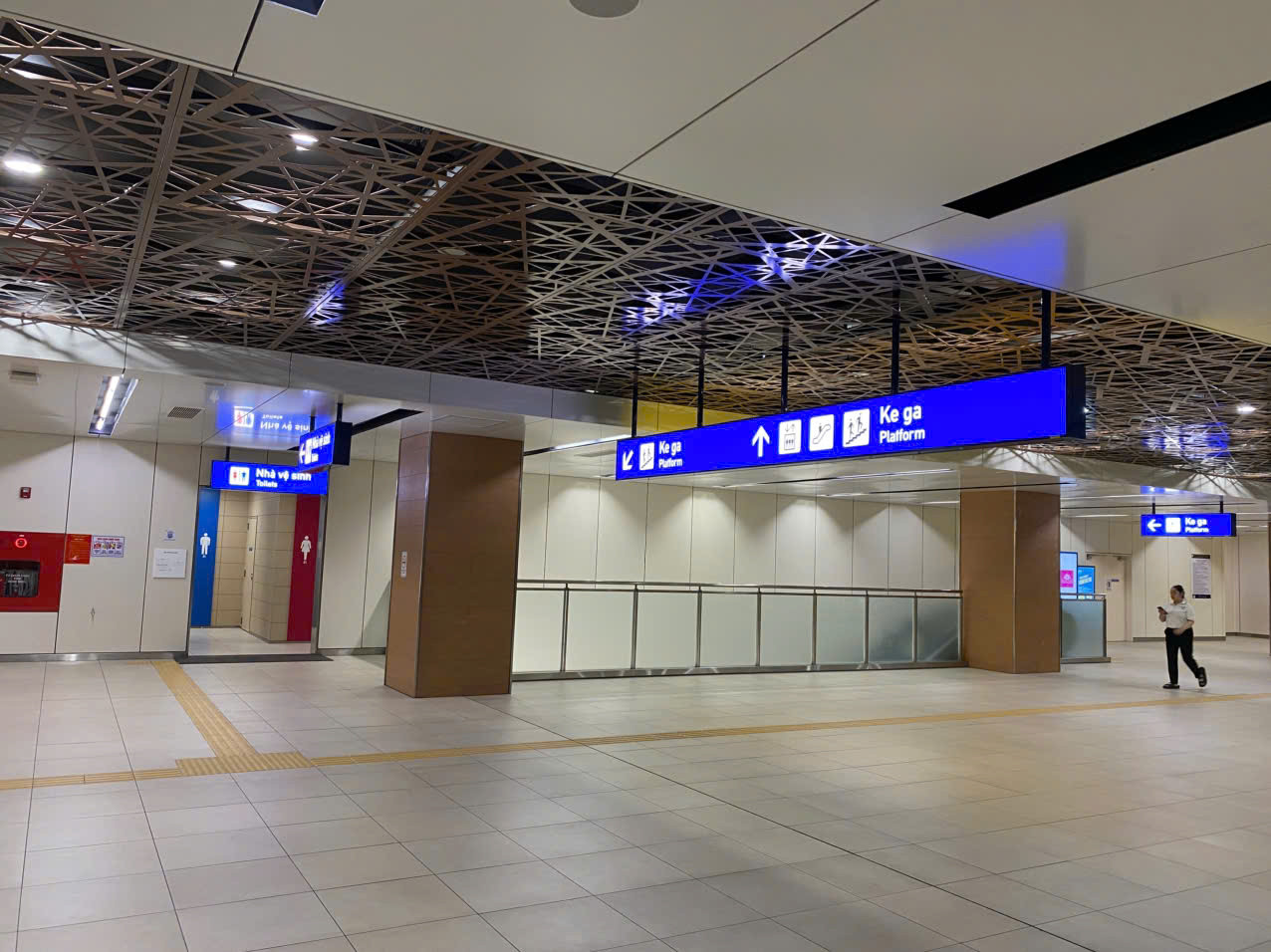 Bảng hướng dẫn hành khách tiếp tục di chuyển đến nơi tàu metro đang đợi.