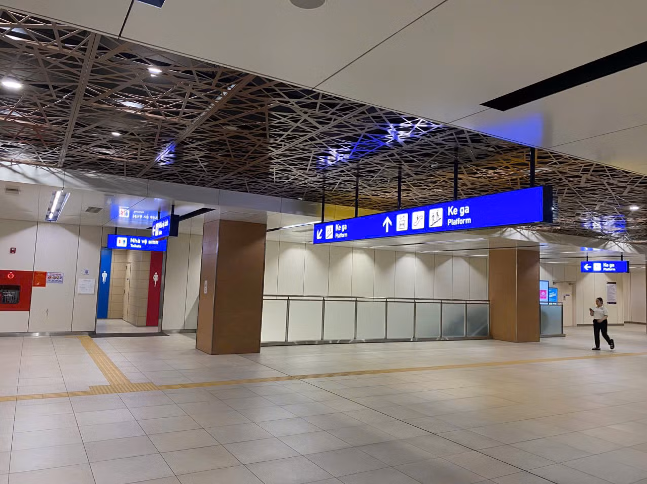 Bảng hướng dẫn hành khách tiếp tục di chuyển đến nơi tàu metro đang đợi.