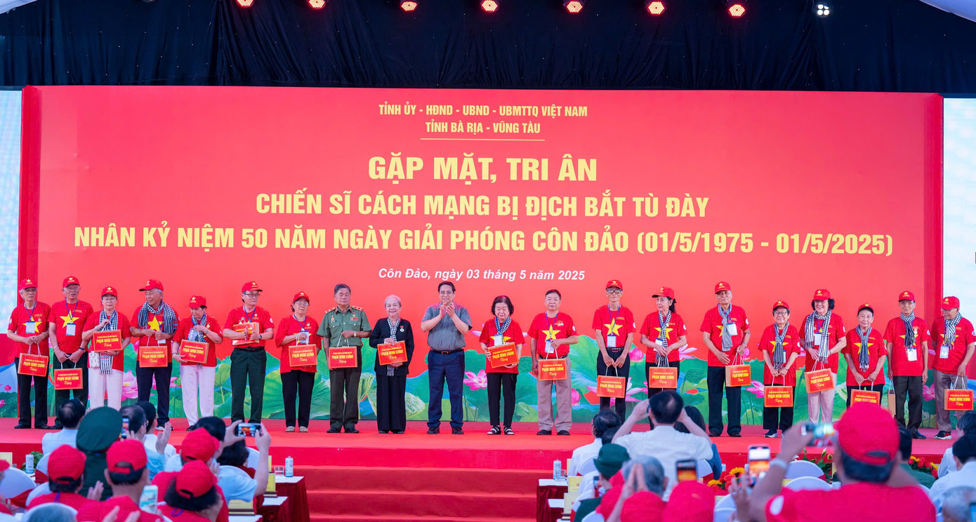 Thủ tướng Chính phủ Phạm Minh Chính tặng quà các chiến sĩ cách mạng bị địch bắt tù đày. Thủ tướng Chính phủ Phạm Minh Chính tặng quà các chiến sĩ cách mạng bị địch bắt tù đày.