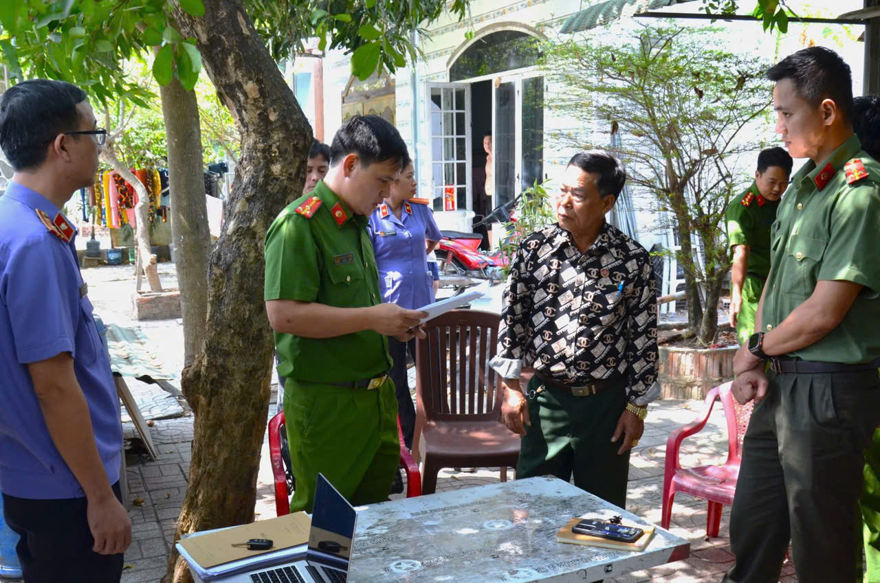 Công an tỉnh Bà Rịa - Vũng Tàu tống đạt các quyết định khởi tố, bắt tạm giam đối với Trần Đình Toan. Công an tỉnh Bà Rịa - Vũng Tàu tống đạt các quyết định khởi tố, bắt tạm giam đối với Trần Đình Toan.