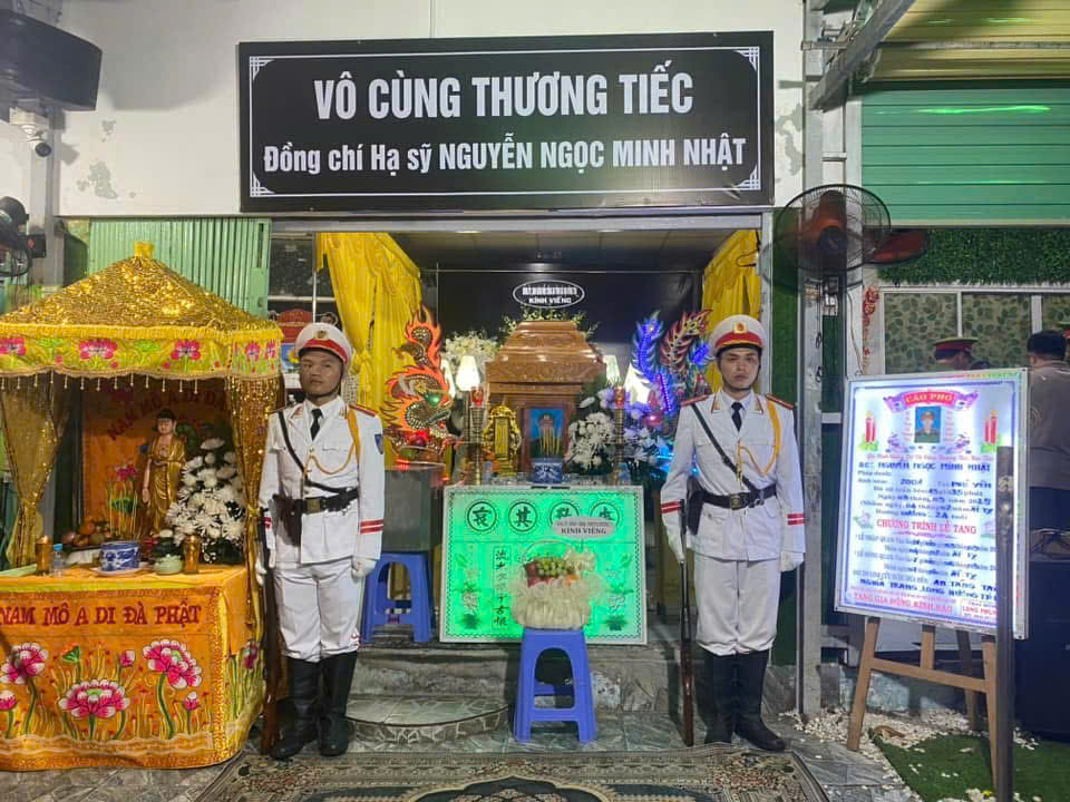 Công an tỉnh Bà Rịa - Vũng Tàu tổ chức nghi thức mặc niệm, phủ cờ “Bảo vệ An ninh tổ quốc” và lễ viếng cho hạ sĩ Nguyễn Ngọc Minh Nhật theo chế độ. Công an tỉnh Bà Rịa - Vũng Tàu tổ chức nghi thức mặc niệm, phủ cờ “Bảo vệ An ninh tổ quốc” và lễ viếng cho hạ sĩ Nguyễn Ngọc Minh Nhật theo chế độ.