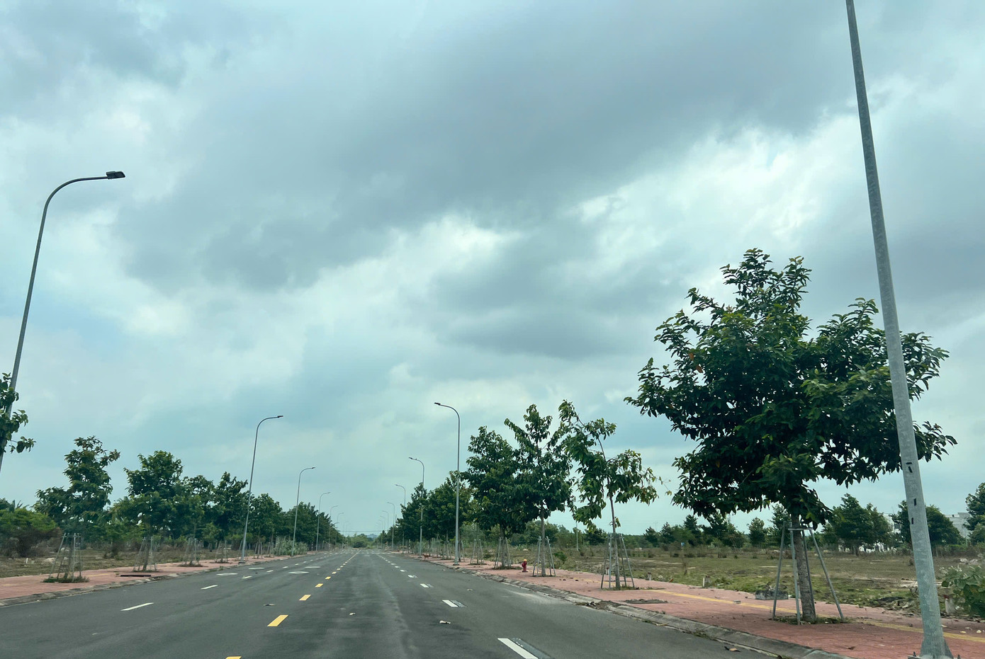 Với đất nền thì nhà đầu tư cần chọn nơi có quy hoạch phải rõ ràng, pháp lý chuẩn, gần khu dân cư hiện hữu.