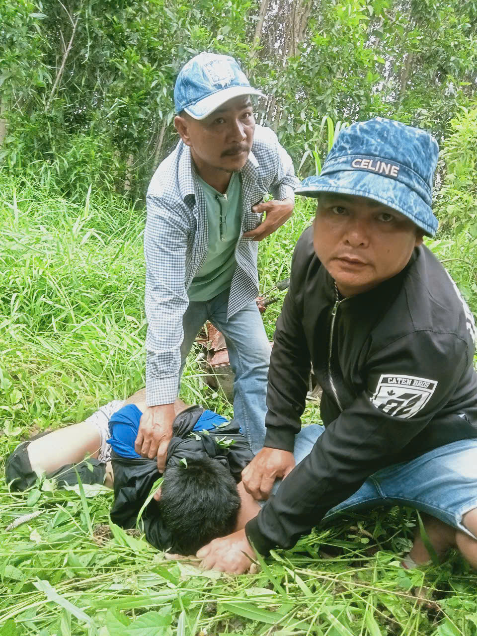 Người dân bắt gọn tên cướp. Người dân bắt gọn tên cướp.