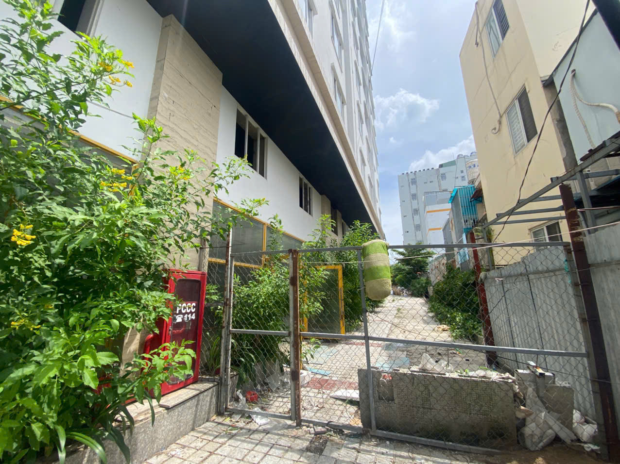 Theo cam kết, chủ đầu tư phải bàn giao căn hộ cho người dân vào tháng 10/2016. Tuy nhiên, gần 10 năm qua, người dân vẫn chưa được nhận nhà. Nguyên nhân là trong quá trình thực hiện dự án, chủ đầu tư đã mắc nhiều sai phạm.