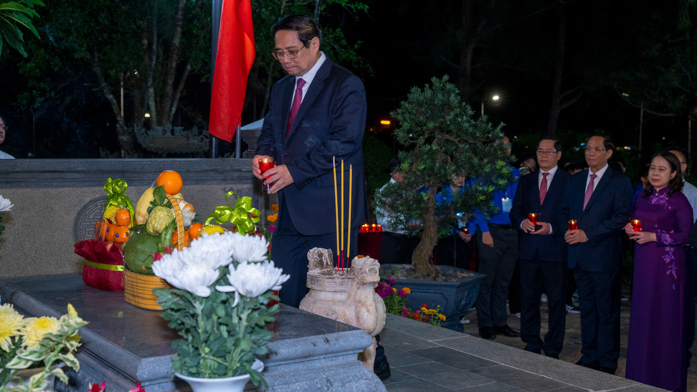 Thủ tướng Chính phủ Phạm Minh Chính dâng nến tri ân tại phần mộ cố Tổng Bí thư Lê Hồng Phong. Thủ tướng Chính phủ Phạm Minh Chính dâng nến tri ân tại phần mộ cố Tổng Bí thư Lê Hồng Phong.