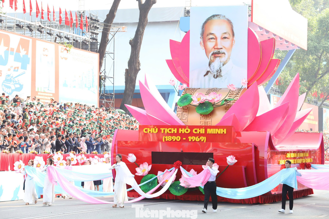 Xe chở chân dung Chủ tịch Hồ Chí Minh tiến vào lễ đài. Chủ tịch Hồ Chí Minh đã mở đường, chỉ lối và trực tiếp lãnh đạo cách mạng Việt Nam đi từ thắng lợi này đến thắng lợi khác, trong đó có Đại thắng mùa Xuân năm 1975, giải phóng miền Nam, thống nhất đất nước.