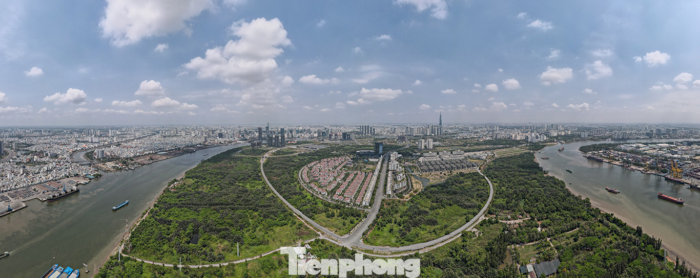 Thủ Thiêm là vùng đất của đầm lầy với tên gọi là xóm Tàu Ô. Cư dân tại Thủ Thiêm những năm sau 1975 chủ yếu sinh sống nhờ vào ruộng đồng nhưng chỉ sau 1 thập niên, mọi thứ đã thay đổi hoàn toàn.