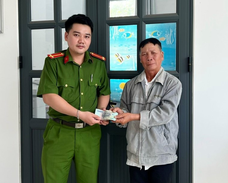 Công an xã Hàm Thắng trao trả tiền ông Huỳnh Văn Lương đánh rơi. Công an xã Hàm Thắng trao trả tiền ông Huỳnh Văn Lương đánh rơi.