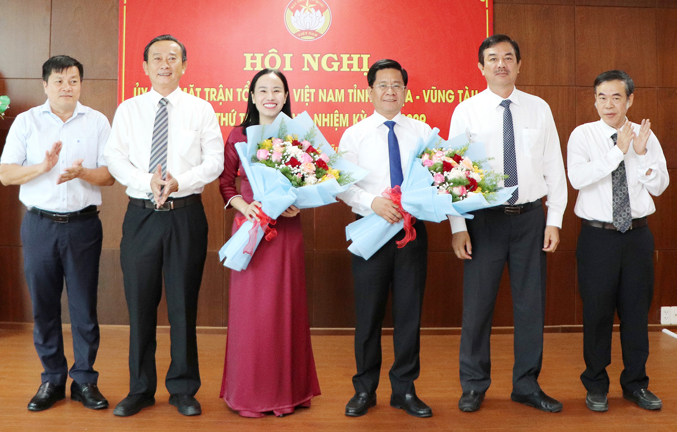 Lãnh đạo UBMTTQ Việt Nam tỉnh Bà Rịa - Vũng Tàu tặng hoa chúc mừng ông Bùi Chí Thành và bà Võ Ngọc Thanh Trúc. Lãnh đạo UBMTTQ Việt Nam tỉnh Bà Rịa - Vũng Tàu tặng hoa chúc mừng ông Bùi Chí Thành và bà Võ Ngọc Thanh Trúc.